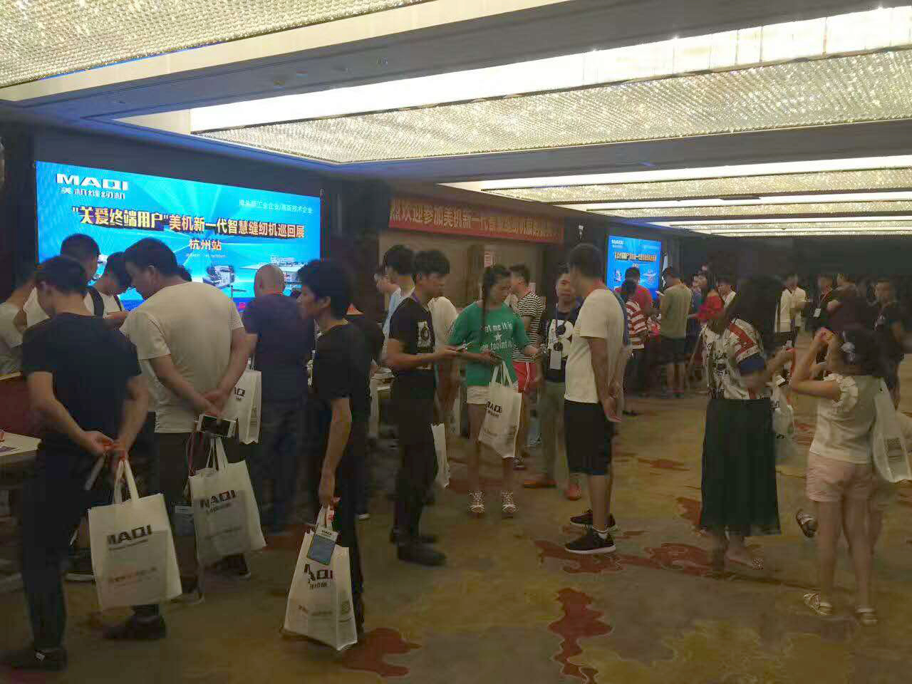 美机新一代智慧缝纫机巡回展引爆杭州打扮生产圈