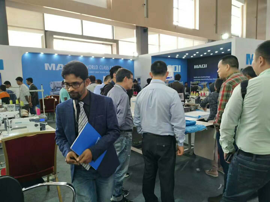 GARMENTECH展会上，，，，，，孟加拉电视台采访美机