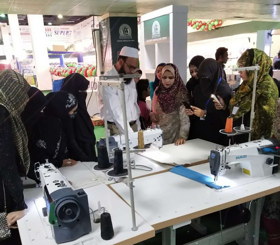 GTEX缝制装备展上，，，，，，美机家族化脸谱受关注