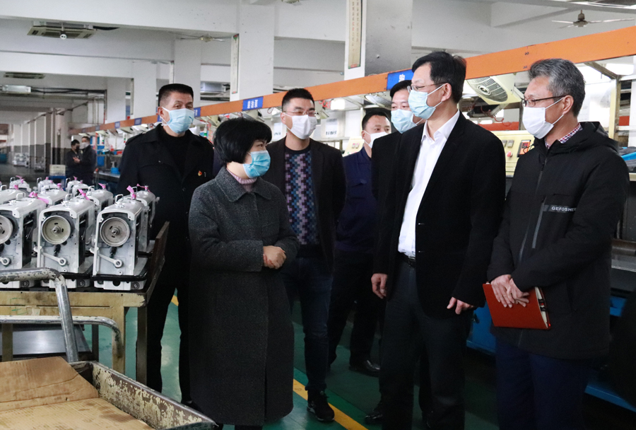 落实两手抓、两战赢，，陈辉到美机开展下企业 “三效劳”