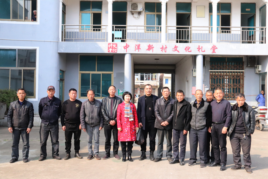 情系家乡，，，，，回报社会。。。。。温岭市人大代表、美机副总司理林燕飞、美机党支部书记张继富慰问新河镇中洋新村老人
