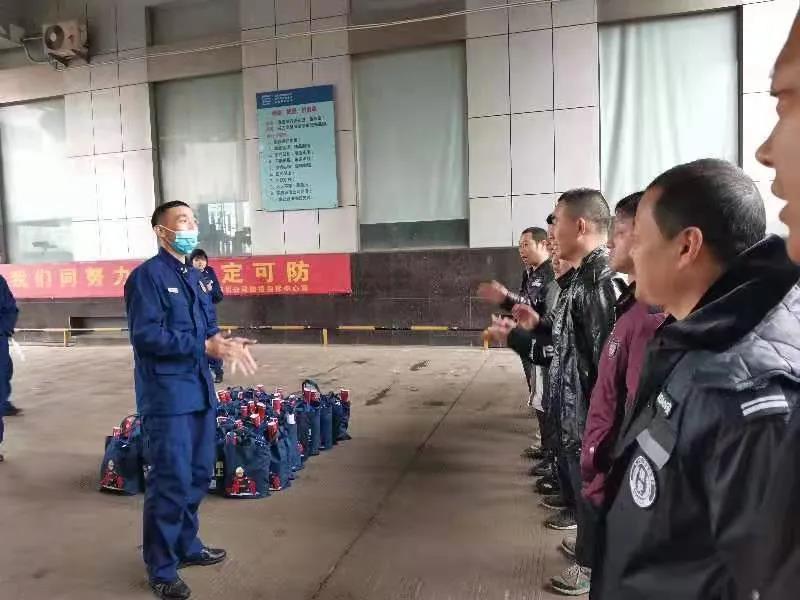 温岭市新河镇消防中队为美机留厂过年职工发放清静大礼包
